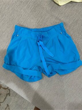lululemon blue comfy shorts in women’s 6